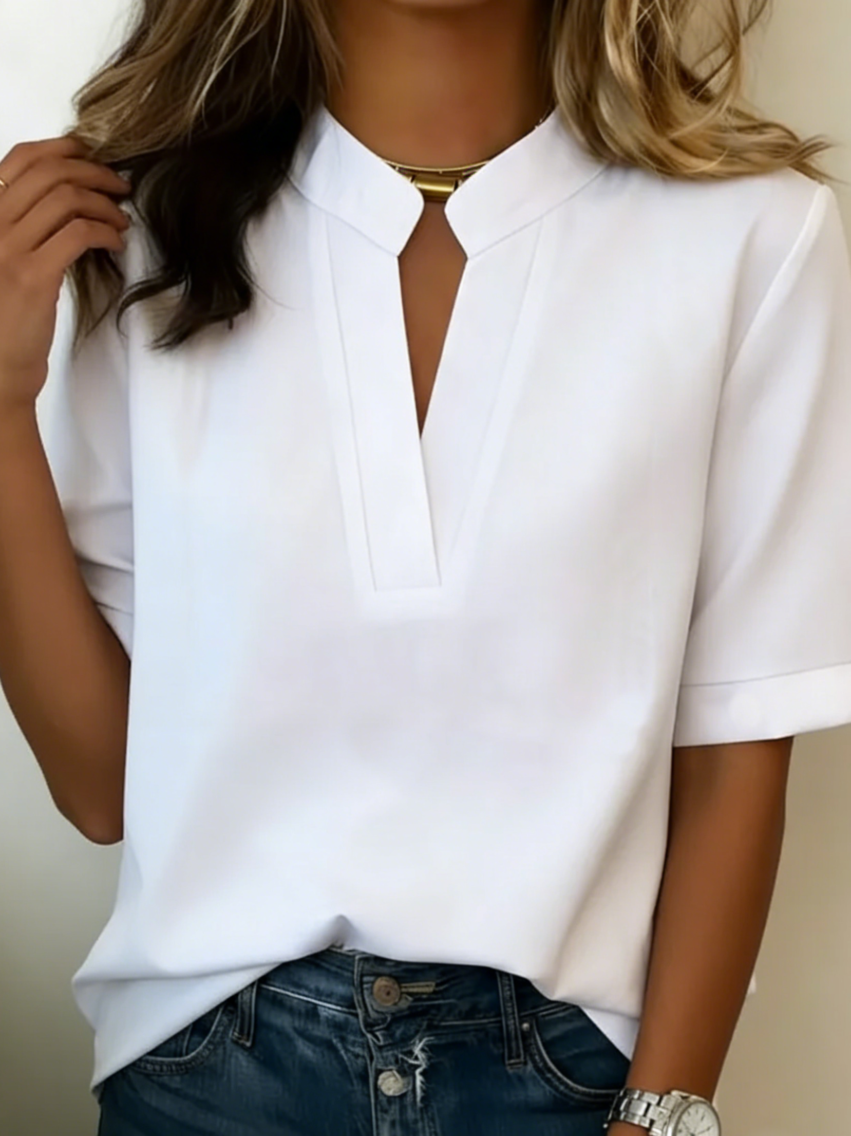 Margaux | Blusa Chic con Cuello en V y Detalle Dorado